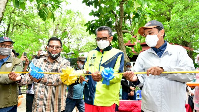 Gubernur Sulsel Nurdin Abdullah resmikan Pengelolaan Air Siap Minum Tiga Pulau di Makassar