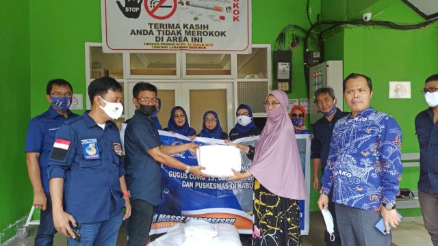 Angka Positif Covid-19 Meningkat, NasDem Pinrang Gerak Cepat Bagi APD ke Sejumlah Rumah Sakit