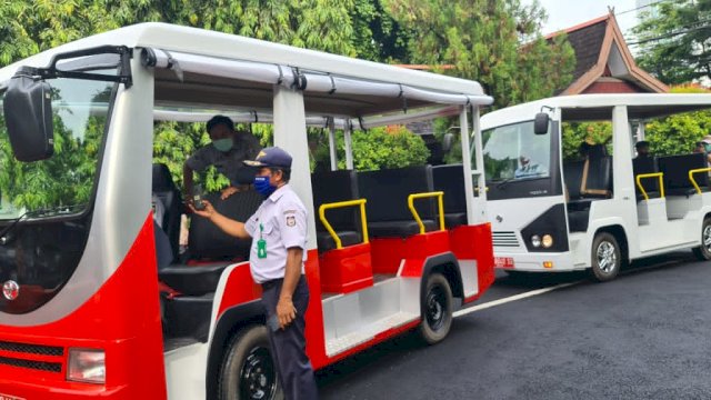 Bus Wisata Metro Kota diresmikan Gubernur Sulsel Nurdin Abdullah dan Pj Walikota Makassar Rudy Djamaluddin