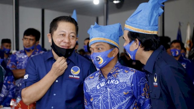 Syaharuddin Alrif diapit Ketua DPW NasDem Sulsel Rusdi Masse dan Ketua DPRD Makassar Rudianto Lallo