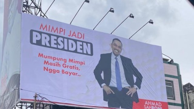 Foto Ahmad Sahroni terpampang di billboard besar yang berada di pusat jalan protokol makassar.