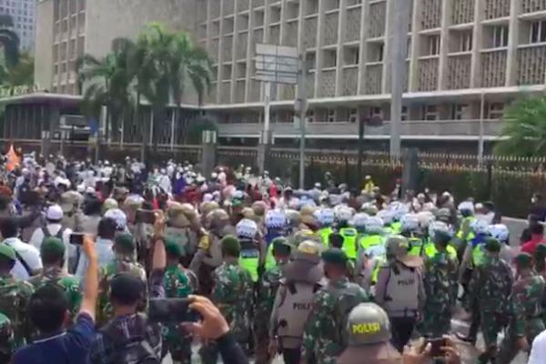 Detik-detik Polisi Saling Dorong dengan Massa Aksi 1812