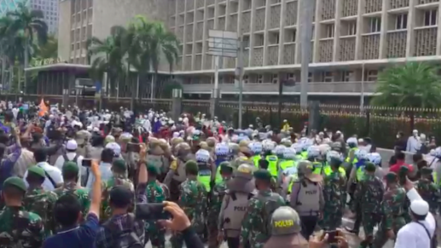 Detik-detik Polisi Saling Dorong dengan Massa Aksi 1812