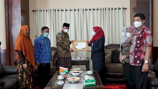 Bupati Luwu Basmin Mattayang terima penghargaan dari BKKBN