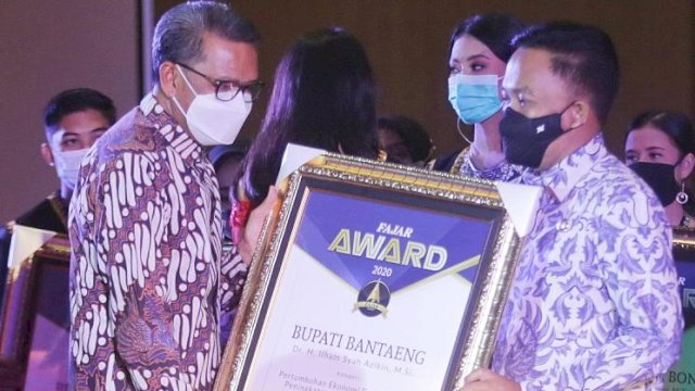 Gubernur Sulsel Nurdin Abdullah beri penghargaan kepada Bupati Bantaeng Ilham Azikin