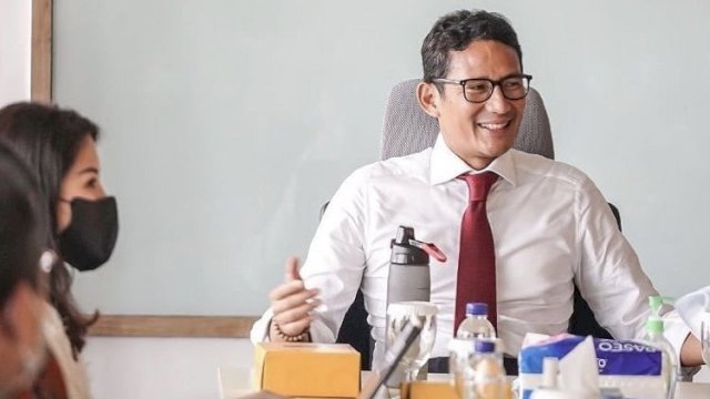 Sandiaga Uno tampak sedang memimpin rapat.