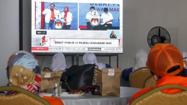 Warga lagi menonton debat ketiga Pilwalkot Makassar