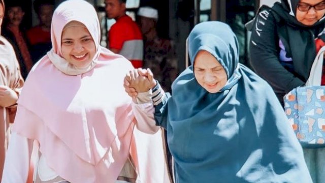 Wabup Maros terpilih, Suhartina Bohari bersama sang Ibu.