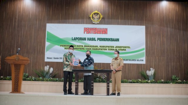 Ketua DPRD Makassar Rudianto Lallo menerima LHP dari BPK