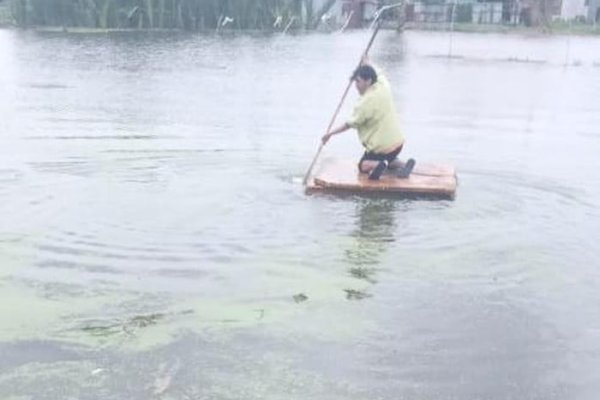 Viral Perjuangan Kurir di Makassar Terjang Banjir Pakai Rakit Demi Antar Paket Pelanggan