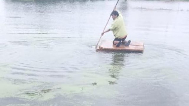 Viral seorang kurir terjang banjir demi antar paket pelanggan