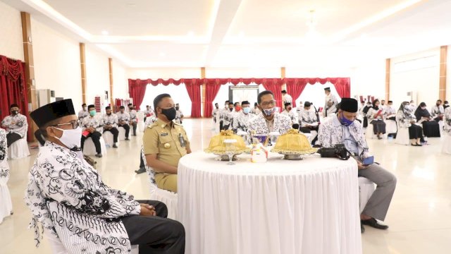 Bupati Bantaeng DR Ilham Azikin (baju coklat) dalam sebuah pertemuan. Pemkab Bantaeng saat ini tengah mendorong perda untuk perlindungan terhadap guru. 