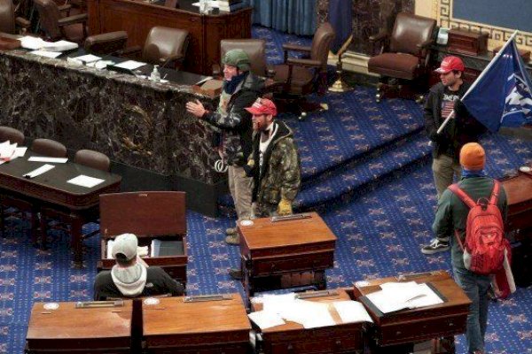 Massa Pendukung Trump Tak Hanya Rusak Fasilitas, Sejumlah Benda Berharga Juga Dicuri