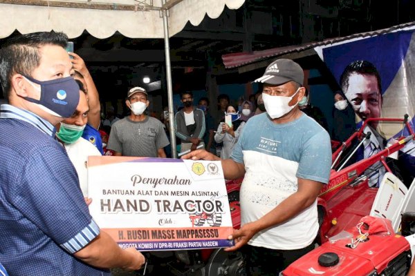 Dicurhati Petani, Rusdi Masse Salurkan Bantuan Alsintan di Sidrap Sulsel