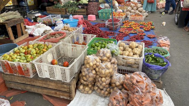 Sejumlah komoditas seperti cabai hingga bawang di pasar tradisional Makassar.