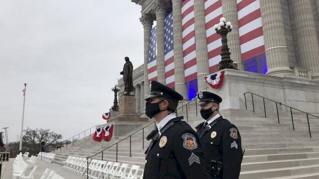 Polisi berjaga di depan Gedung Capitol Hill, Washington DC, Amerika Serikat. (twitter)