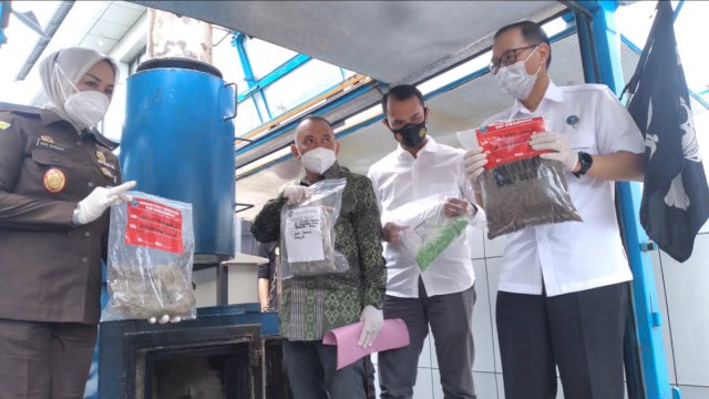 BNNP Sulsel Musnahkan Ribuan Pil Ekstasi-Sabu Hasil Operasi Akhir 2020