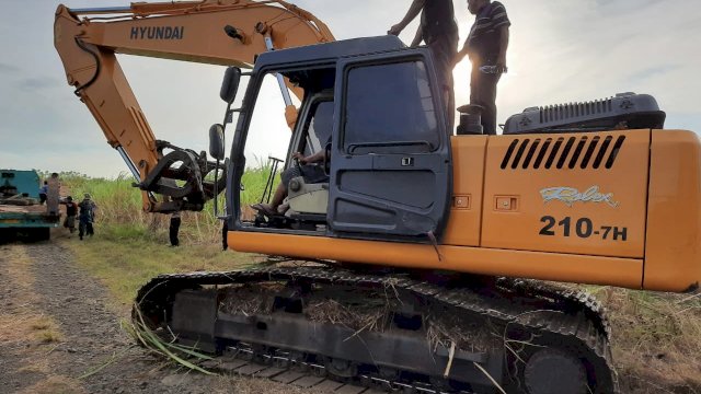 Barang bukti yang disita dari tangan tersangka HJB, dalam kasus Pengrusakan Hutan konservasi di Kabupaten Takalar.