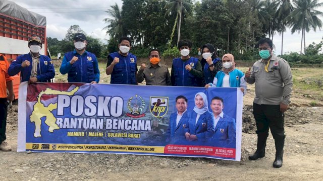 Pengurus KNPI Sulsel saat menyerahkan bantuan untuk korban gempa di Sulbar.