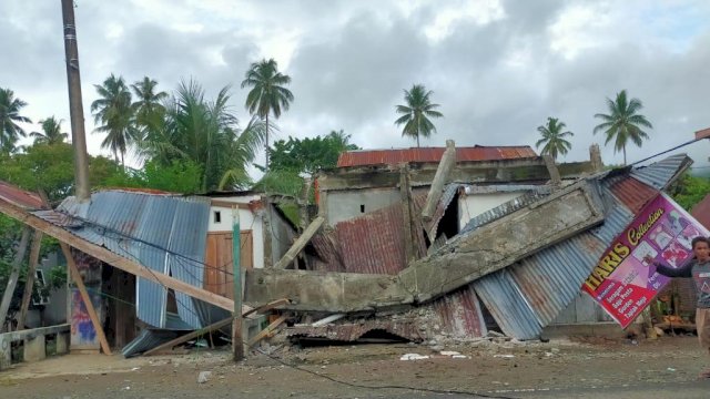 Rumah rusak akibat gempa di Majene Sulbar