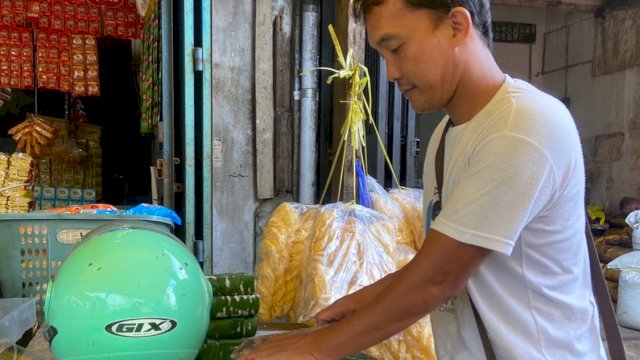 Penjual tahu di pasar tradisional Makassar