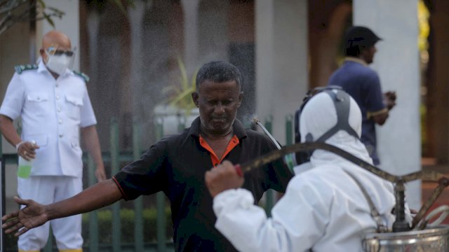 Didorong oleh menteri kesehatan, ribuan orang Sri Lanka telah mencari ramuan tersebut dengan harapan dapat mencegah penyebaran COVID-19. (Foto: AP).