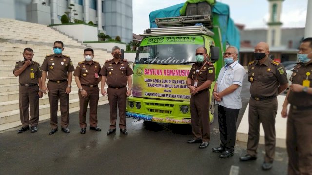 Kajati Sulsel Firdaus Dewilmar Lepas Bantuan untuk Pengungsi Sulbar