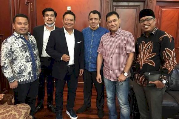 Telkomsel Gandeng Yusril Ihza Jadi Pengacaranya, Denny Siregar: Seru Gaes, Lawan Kingkong