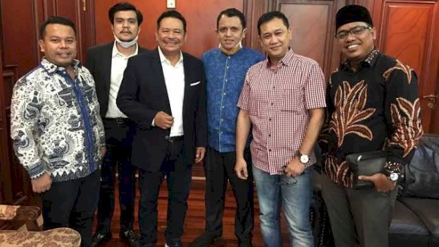 Telkomsel Gandeng Yusril Ihza Jadi Pengacaranya, Denny Siregar: Seru Gaes, Lawan Kingkong