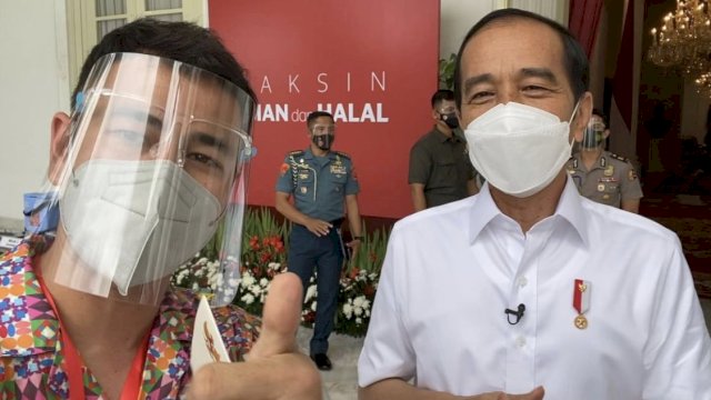 Artis Raffi Ahmad dan Presiden Joko Widodo saat disuntik vaksin Covid-19 di Istana Negara.