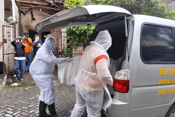 Dua Bersaudara Perempuan Paruh Baya Ditemukan, Satu Kritis Terduduk di Samping Jasad Saudaranya