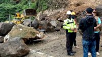 Akses Jalan yang Tertimbun Longsor Pasca Gempa di Sulbar Mulai Dibersihkan