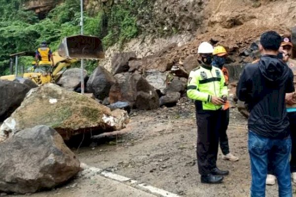 Akses Jalan yang Tertimbun Longsor Pasca Gempa di Sulbar Mulai Dibersihkan