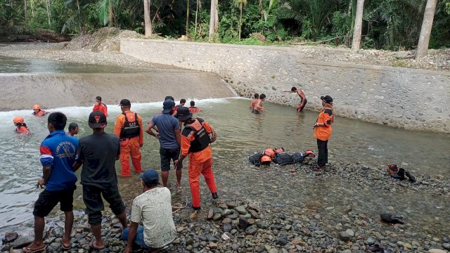 Sejumlah personel dari Basarnas melakukan pencarian terhadap pemuda yang hilang di Sungai Salabutu (ist)