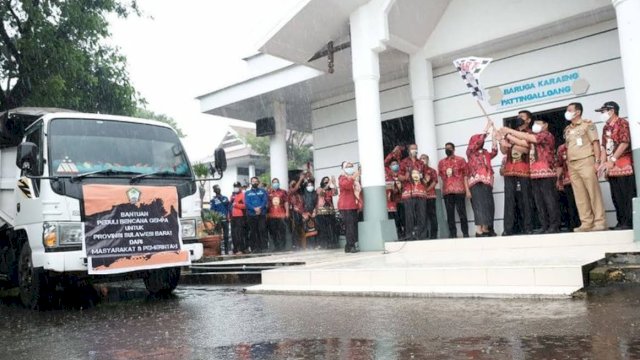 Adnan Purichta Ichsan melepas 10 truk bantuan untuk korban gempa di Sulawesi Barat. (Foto: instagram Adnan Purichta Ichsan). 