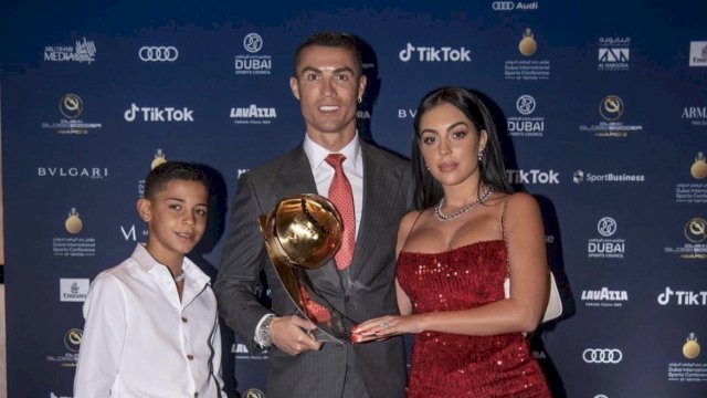 Cristiano Ronaldo ditemani istri dan putranya. (Foto: twitter Cristiano Ronaldo)