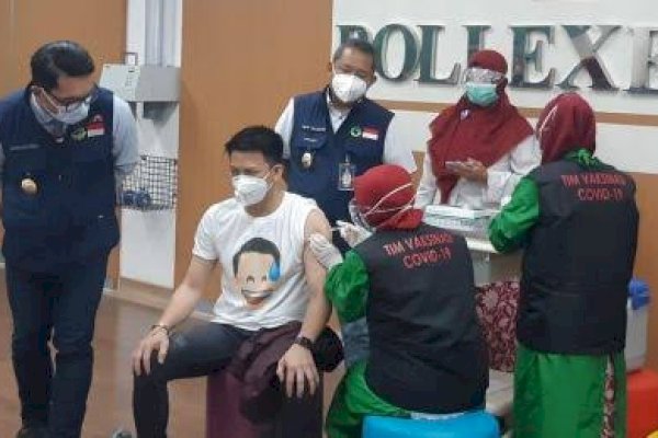 Ariel NOAH Disuntik Vaksin Covid-19 di Bandung, Ridwan Kamil yang Sibuk Urus Dokter