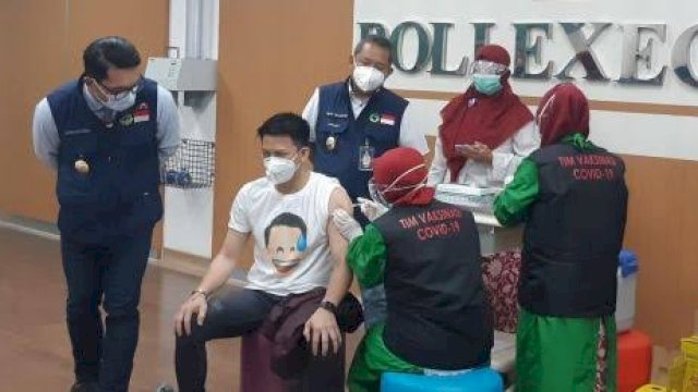 Ariel NOAH disuntik vaksin Covid-19 didampingi Gubernur Jabar Ridwan Kamil (int)