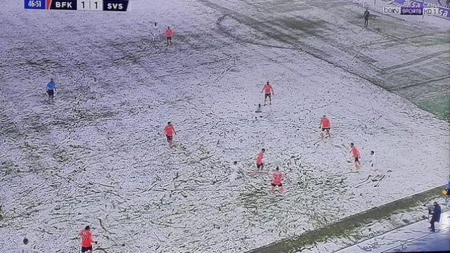 Laga antara Istanbul Basaksehir vs Sivasspor di Liga Turki. Istanbul Basaksehir berkostum oranye, sedangkan Sivasspor berkostum putih yang membuat mereka nyaris tak terlihat. 