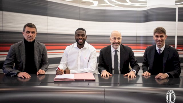 Manajemen AC Milan memperkenalkan Fikayo Tomori. Bek Chelsea itu dipinjam hingga akhir musim 2021. (Foto: twitter AC Milan). 