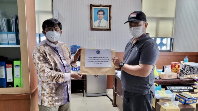 Wakil Rektor II Unismuh Makassar, Andi Sukri Syamsuri (kiri) menyerahkan hasil donasi yang terkumpul.