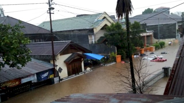 Bencana banjir mengancam di tengah kondisi curah hujan yang masih tinggi. (Foto: twitter BNPB). 