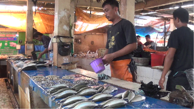 Salah seorang nelayan yang ditemui di Tempat Pelelangan Ikan (TPI) Paotere, Makassar, Kamis (7/1/2021)
