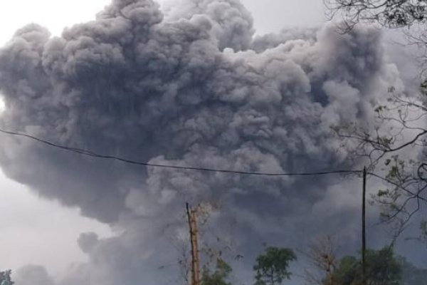 VIDEO Saat Gunung Semeru Meletus, Muntahkan Awan Panas Guguran