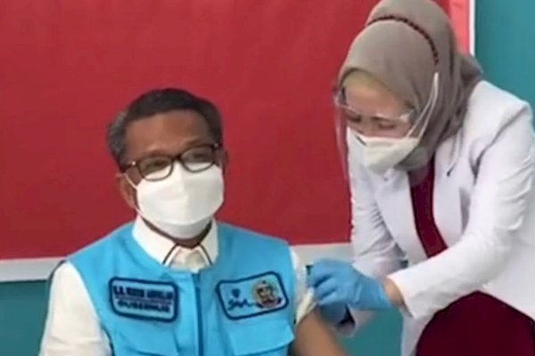 Setelah Sebelumnya Batal, Gubernur Sulsel Akhirnya Disuntik Vaksin