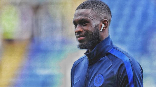 Fikayo Tomori selangkah lagi bergabung dengan AC Milan dengan status pinjaman. (Foto: twitter Fikayo Tomori).