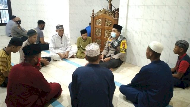 Kapolres Pelabuhan Makassar, AKBP Kadirislam Kasim, yang menyampaikan pandangan-pandangan agam islam kepada para pelaku tawuran di Masjid Mapolres Pelabuhan, Makassar. (Doc. Pedomanrakyat.com)