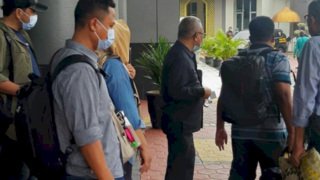 Tim Tabur Kejaksaan Tinggi Sulsel dengan back up Intelijen Kejaksaan Agung di Jakarta saat menangkap DPO Kasus korupsi UNM