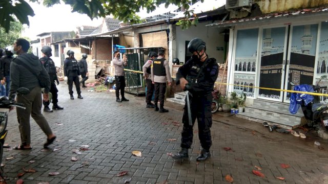 Suasana di lokasi penangkapan terduga teroris di Makassar, belum lama ini.