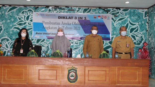 Pemkab Takalar, Sulsel, bekerjasama dengan Balai Diklat Industri Makassar dan Dekranasda setempat melakukan kegiatan yang dinamai Diklata 3 in 1 untuk pembuatan aneka olahan berbasis ikan.